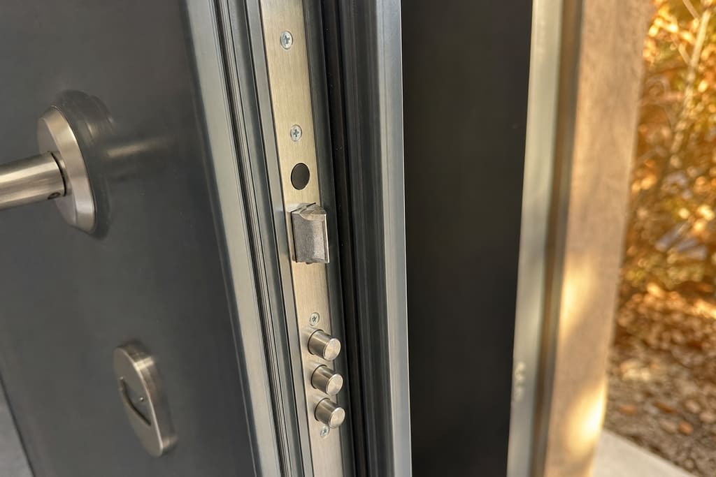 Gros plan serrure multipoints neuve sur porte