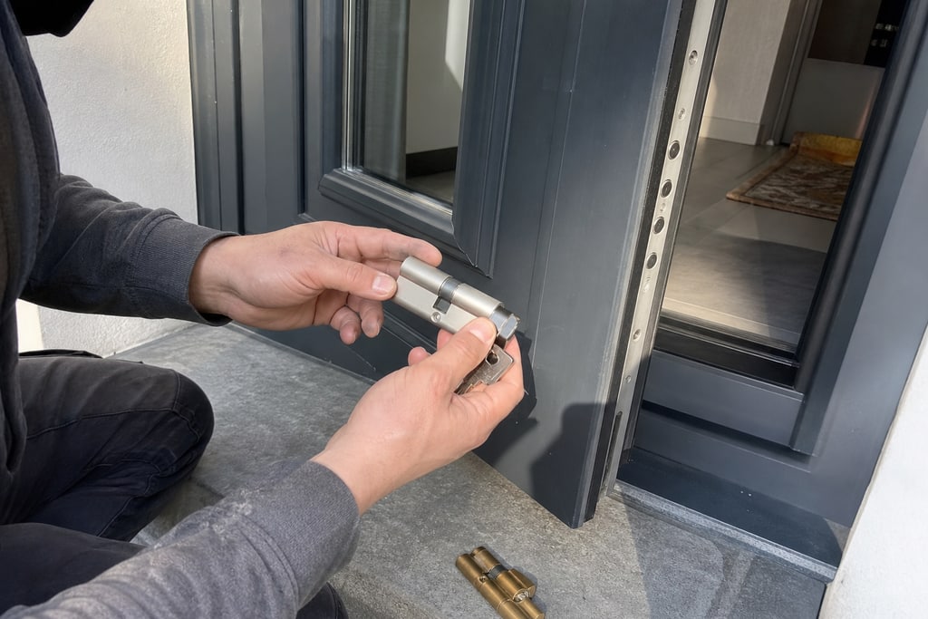 Remplacement cylindre porte par serrurier