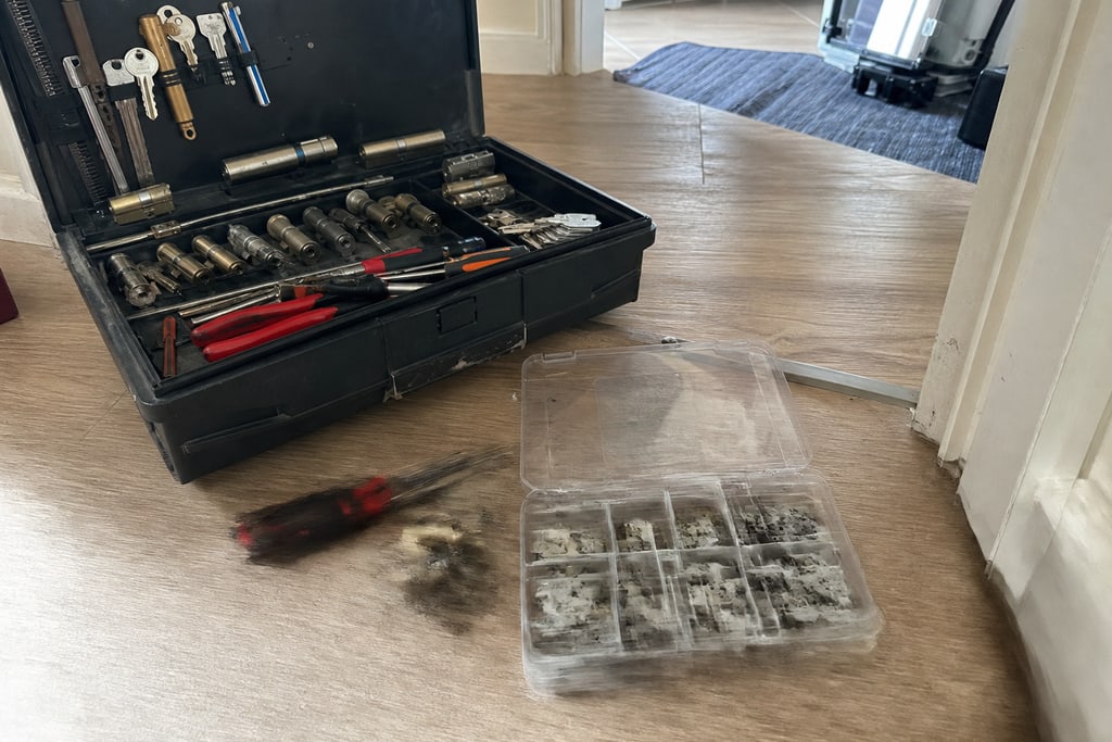 Caisse d'outils de serrurier ouverte sur palier