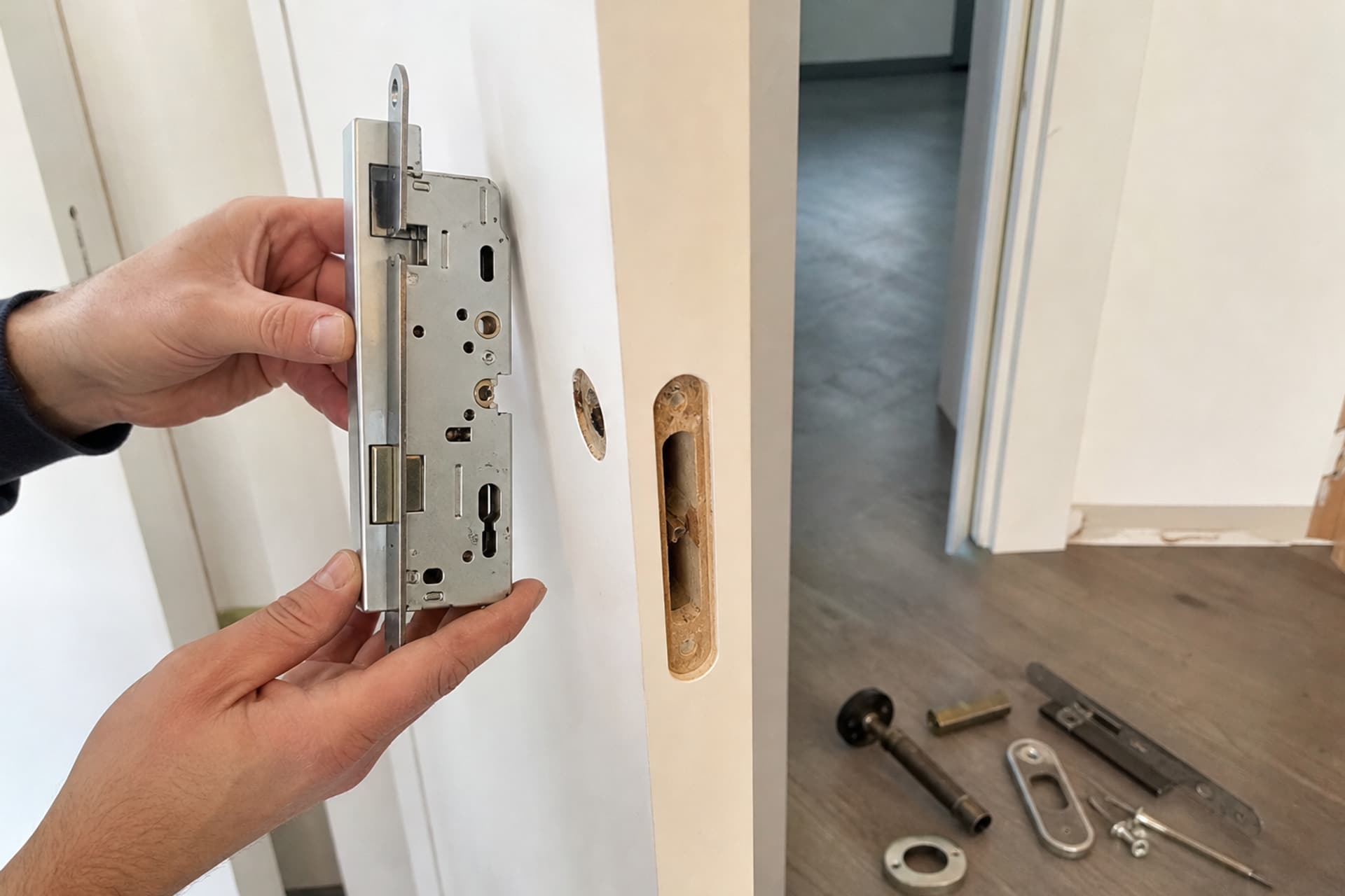 Changement de serrure mains posant boîte serrure