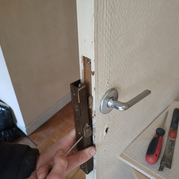 Porte blindée fermée avec serrure et renfort